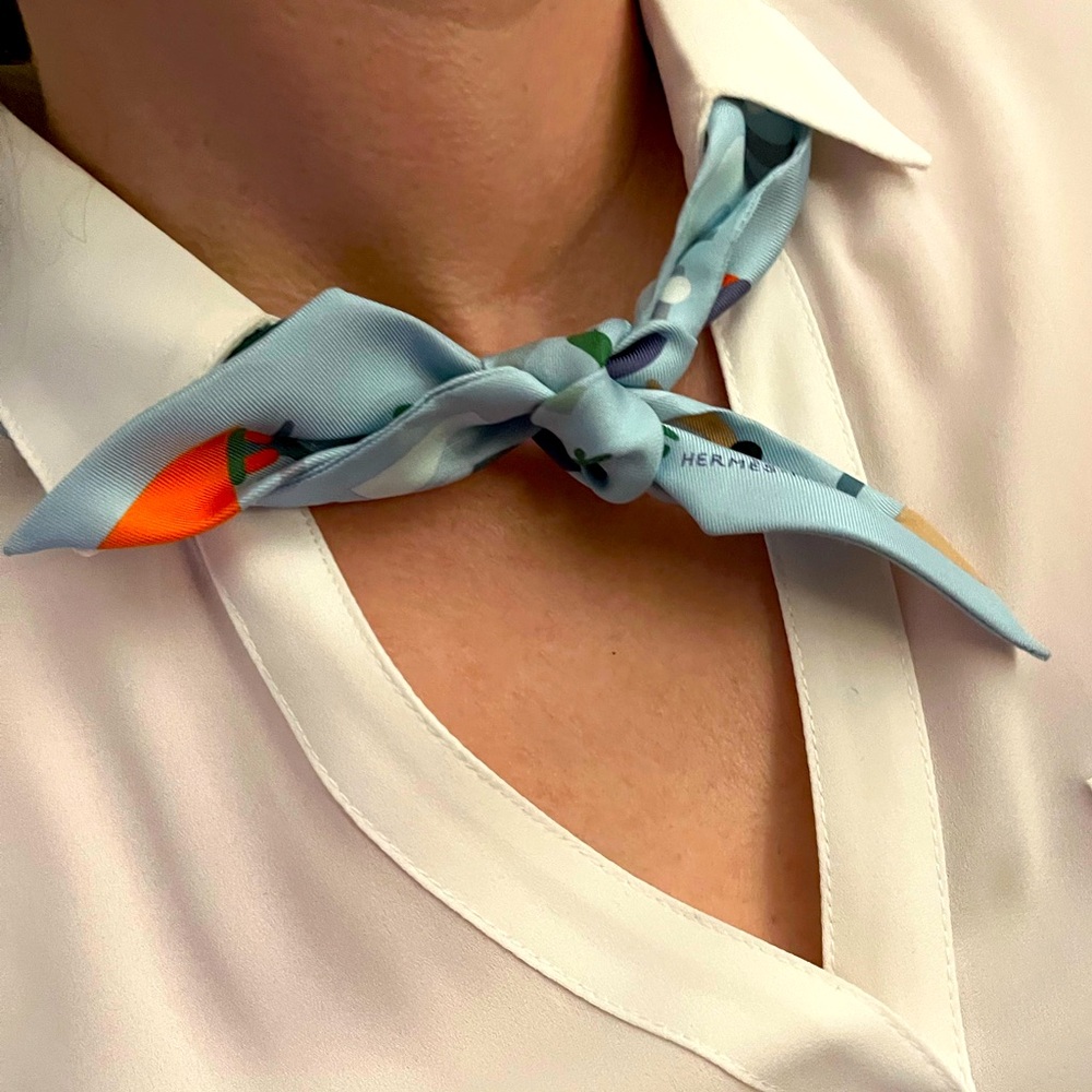 Hermès
100% Silk Twilly 🦋